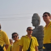 Squadra di criket al tempio buddista in costruzione